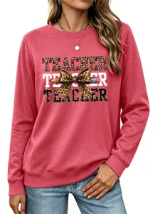 Vista detallada de sudadera roja de mujer con estampado de leopardo y lazo de profesor.