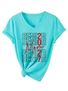 Detailansicht des hellblauen V-Ausschnitt Kurzarm T-Shirts mit Senior 2027 Mom Glitzerdruck.