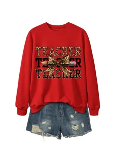 Sudadera roja con gráfico de leopardo para profesora combinada con shorts de mezclilla modernos.