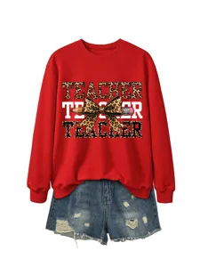 Sudadera roja con lazo de leopardo de profesor combinada con pantalones cortos vaqueros.