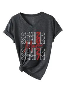 Detailansicht des stilvollen dunkelgrauen V-Ausschnitt Kurzarm-T-Shirts mit Senior Mom 2027 Grafik.