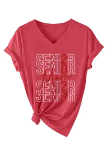 Rotes V-Ausschnitt Kurzarm T-Shirt mit Senior 2027 Mom Glitzer Grafik und modischem Knoten.