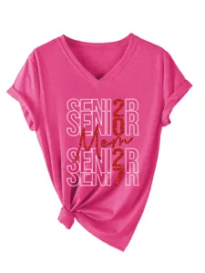 Heißrosa V-Ausschnitt Kurzarm T-Shirt Detail mit Senior 2027 Mom Glitzer Grafik Druck.