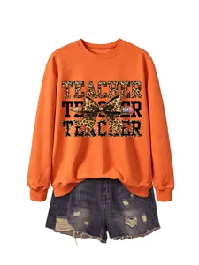 Sudadera naranja de mujer de manga larga con estampado de leopardo y shorts vaqueros