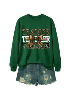 Sudadera verde de manga larga para mujer con estampado de leopardo profesor y shorts vaqueros.
