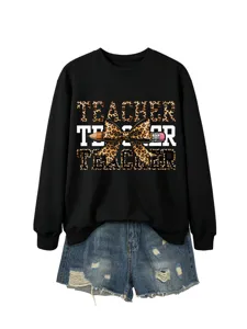 Sudadera negra de mujer con mangas largas y estampado de leopardo combinada con shorts vaqueros.
