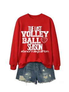 Rotes langärmliges Volleyball-Saison-Grafik-Sweatshirt kombiniert mit Jeans-Shorts.