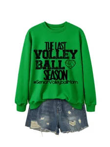 Grüner Damen Langarm Pullover mit Volleyball Druck kombiniert mit Jeans Shorts.
