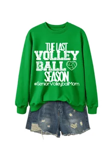 Grüner Langarmpullover kombiniert mit Jeansshorts und Volleyballsaison Typografie Druck.