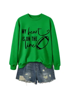 Felpa verde casual a maniche lunghe abbinata a pantaloncini di jeans strappati.