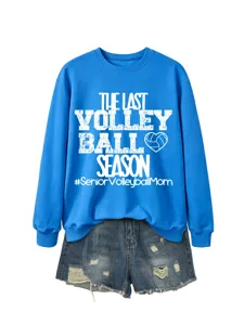 Damen Langarm blaues Sweatshirt mit Volleyball Motiv bedruckt kombiniert mit Jeansshorts.