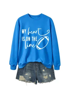 Felpa blu a maniche lunghe con stampa di football e pantaloncini di jeans dettaglio.
