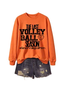 Orangener Langarm-Sweatshirt mit Volleyball-Druckgrafik kombiniert mit Jeansshorts für Damen