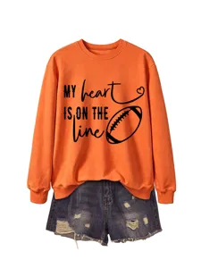Felpa da donna a manica lunga arancione con stampa grafica e comodi shorts in denim.