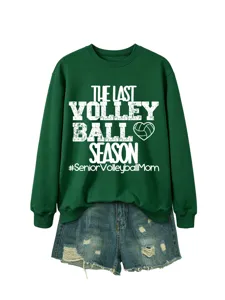 Dunkelgrüner Damen Sweatshirt kombiniert mit Jeansshorts und Volleyball Saison Aufdruck.