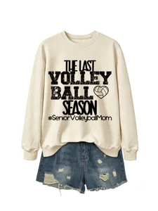 Detailansicht des beigen Sweatshirts mit Volleyball-Grafik und Jeansshorts im Set.