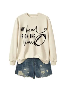 Vista dettagliata di felpa beige casual con stampa grafica da football americano e testo alla moda.