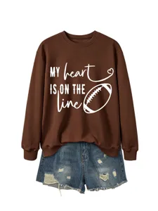 Felpa marrone a maniche lunghe con stampa di football e pantaloncini di jeans per donna.