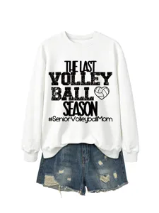 Weißer Langarm-Sweatshirt mit Volleyball-Textprint kombiniert mit Jeans-Shorts.