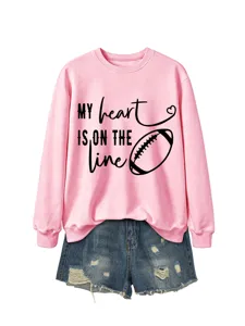 Felpa rosa a maniche lunghe con stampa football abbinata a pantaloncini denim casual.
