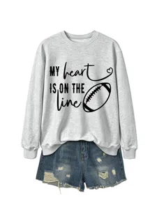Felpa da donna a maniche lunghe abbinata a pantaloncini in jeans, outfit sportivo.