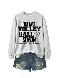 Graues Sweatshirt Detail mit Volleyball Saison Druck und passenden blauen Jeansshorts.