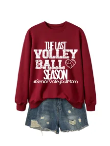 Freizeitorientiertes Damen Volleyball Langarm Sweatshirt mit modischen blauen Jeansshorts.