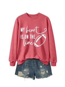 Felpa casual da donna a manica lunga con stampa di football e pantaloncini in denim coordinati.