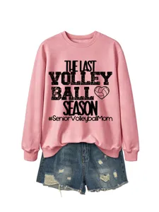Rosa Damen Langarm Rundhals Sweatshirt mit Volleyball-Print und Jeansshorts Outfit.