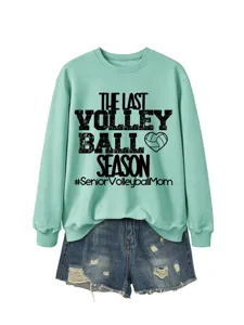 Minzgrünes Damen Langarm Grafik Sweatshirt mit stylischen Jeansshorts, Volleyball Thema.