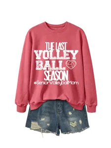 Nahaufnahme Detail des roten Volleyball-Themen-Sweatshirts und Jeansshorts Outfits.