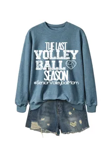 Lässiges blaues Volleyball-Mama-Sweatshirt kombiniert mit Destroyed-Denim-Shorts für den Alltag.