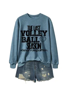 Damen blauer Pullover mit Volleyball-Druck kombiniert mit Jeansshorts für den Sommer.