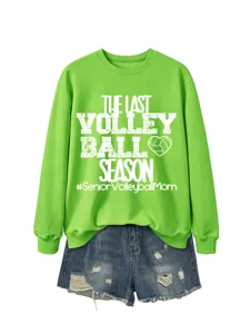 Grünes Langarm-Sweatshirt Detail mit Volleyball-Druck und Schriftzug für sportliche Fans.