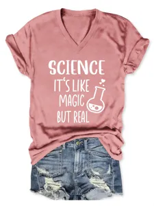 Roze V-hals korte mouw t-shirt detail met wetenschap magie print grafisch en zachte stof.