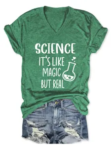 Gedetailleerd overzicht van groen dames V-hals t-shirt met korte mouwen en wetenschappelijke print.