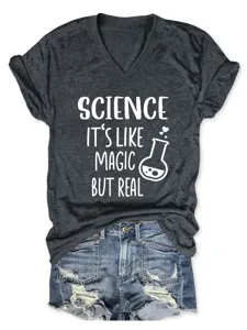 Gedetailleerd opname van donkergrijs V-hals t-shirt met wetenschappelijke print en shorts.