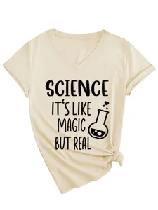 Gedetailleerd overzicht van het wetenschappelijke V-hals t-shirt met grafische print en knoop.