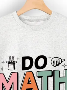 Nahaufnahme eines grauen Freizeit-Sweatshirts mit einem bunten Do-Math-Grafikdruck.