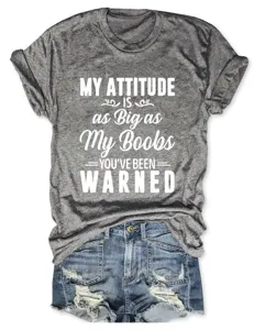 Gedetailleerd overzicht van casual grijs slogan-t-shirt met denim shorts, stijlvol platontwerp.
