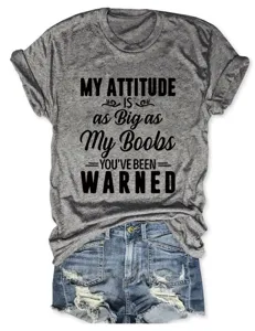 Casual grijs grafisch T-shirt met grappige print en bijpassende denim korte broek.