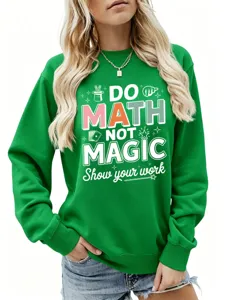 Nahaufnahme des grünen Statement-Sweatshirts mit Buchstaben-Print und magischen Motiven.