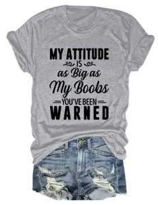 Casual grijs t-shirt met korte mouwen, grappige tekstprint en stijlvolle denim short.