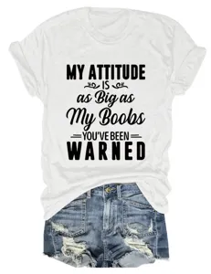 Casual wit T-shirt met korte mouwen en ronde hals gecombineerd met denim shorts.
