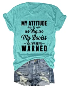Gedetailleerd uitzicht van het casual turquoise grafische t-shirt met grappige tekstprint.