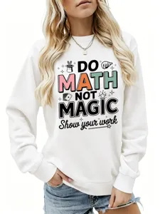 Detailansicht des weißen Damen Langarmshirts mit grafischem Slogan-Druck vorne.