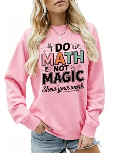 Detailansicht des rosa Sweatshirts mit lustigem Mathe-Magie-Typografie-Druck auf der Brust.