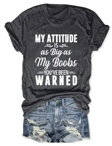Gedetailleerd overzicht van donkergrijs gemêleerd T-shirt met korte mouwen en denim shorts.