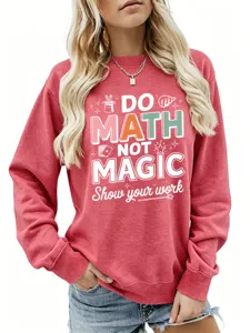 Nahaufnahme eines roten Sweatshirts mit Rundhalsausschnitt und tollem Grafikdruck.