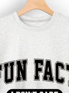 Vue détaillée du sweat-shirt gris décontracté avec impression de lettres sur le col rond.